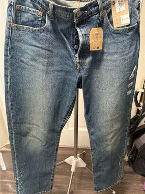 Levi's Blue Denim Women's Jeans with Subtle Embellishment